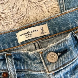 Abercrombie High Rise Mom Jeans | Size 6R/28